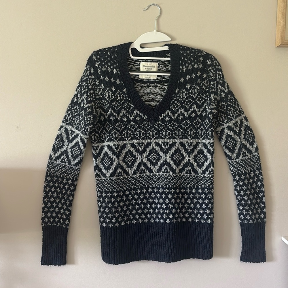 Abercrombie & Fitch Black and White Knit Sweater